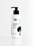 embalagem branca, com pump preto. descrevendo o produto: creme para pentear definiçao duradoura e oque macio. Meus cachos, minhas regras