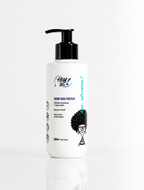 embalagem branca, com pump preto. descrevendo o produto: creme para pentear definiçao duradoura e oque macio. Meus cachos, minhas regras